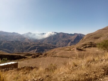 Controlan el incendio de vegetación en cerros de Charcosi