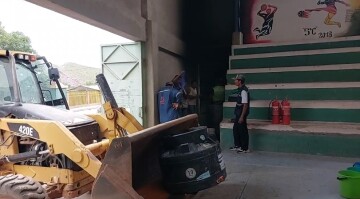 Corto circuito provoca incendio en el Colegio 3 de Abril de Camargo