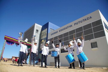 Luis Arce entrega unidad educativa y dos enlosetados en San Lucas