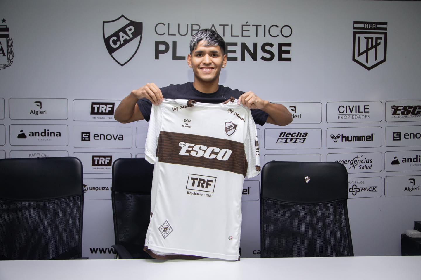 Nathan Tito, de ascendiente cinteño, firma su primer contrato en el fútbol profesional argentino