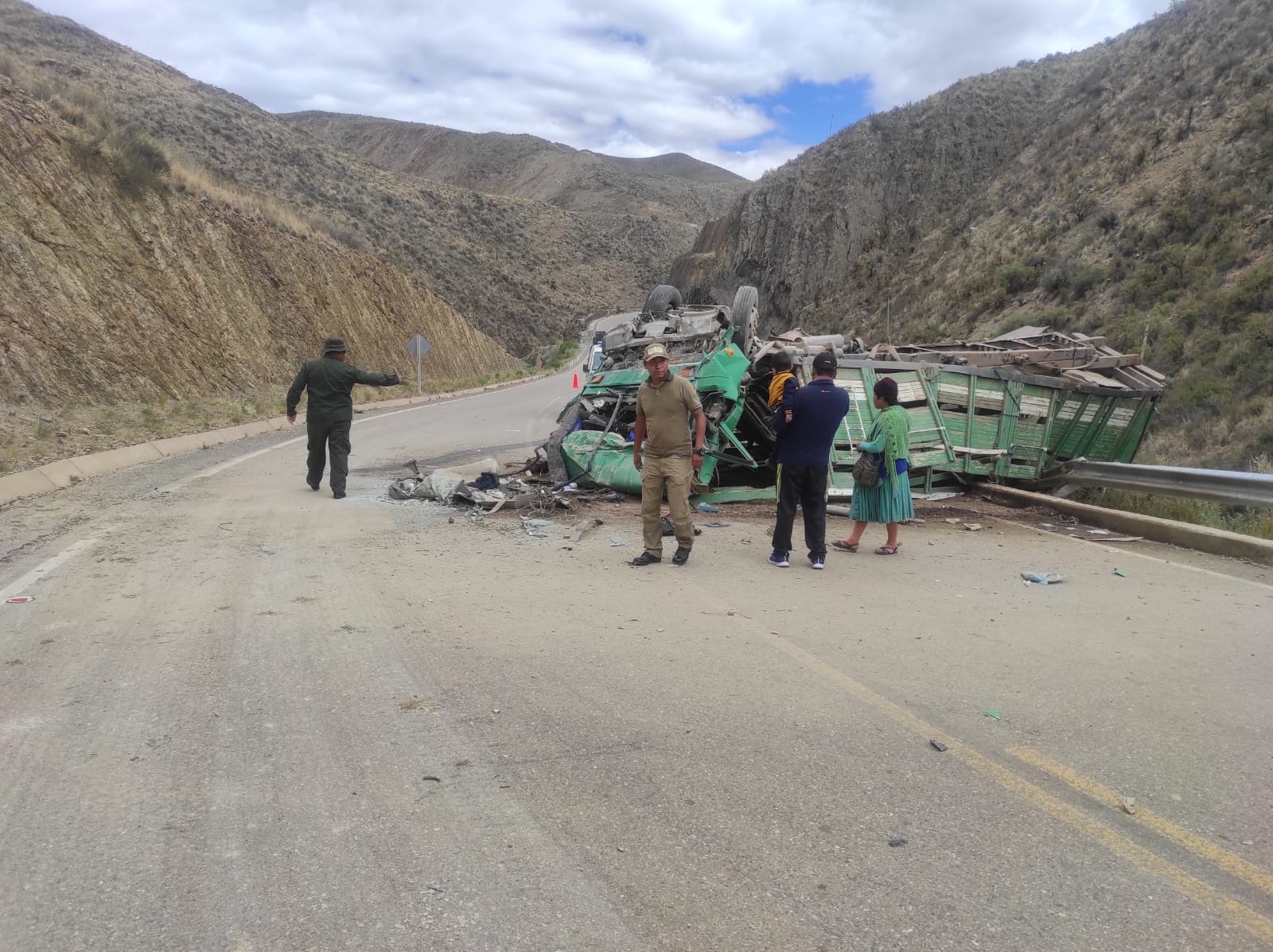 Un camión se embarranca en Quebrada Honda y mueren dos personas